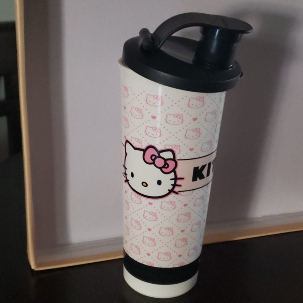 Tupperware 'Lunch Set Quilted Hello Kitty " - Picture 3 of 5